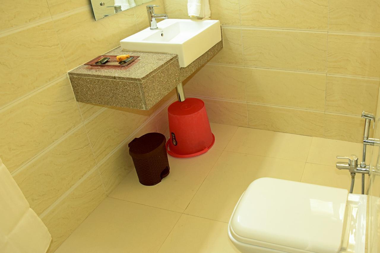 Hotel Reevanta Daman Luaran gambar