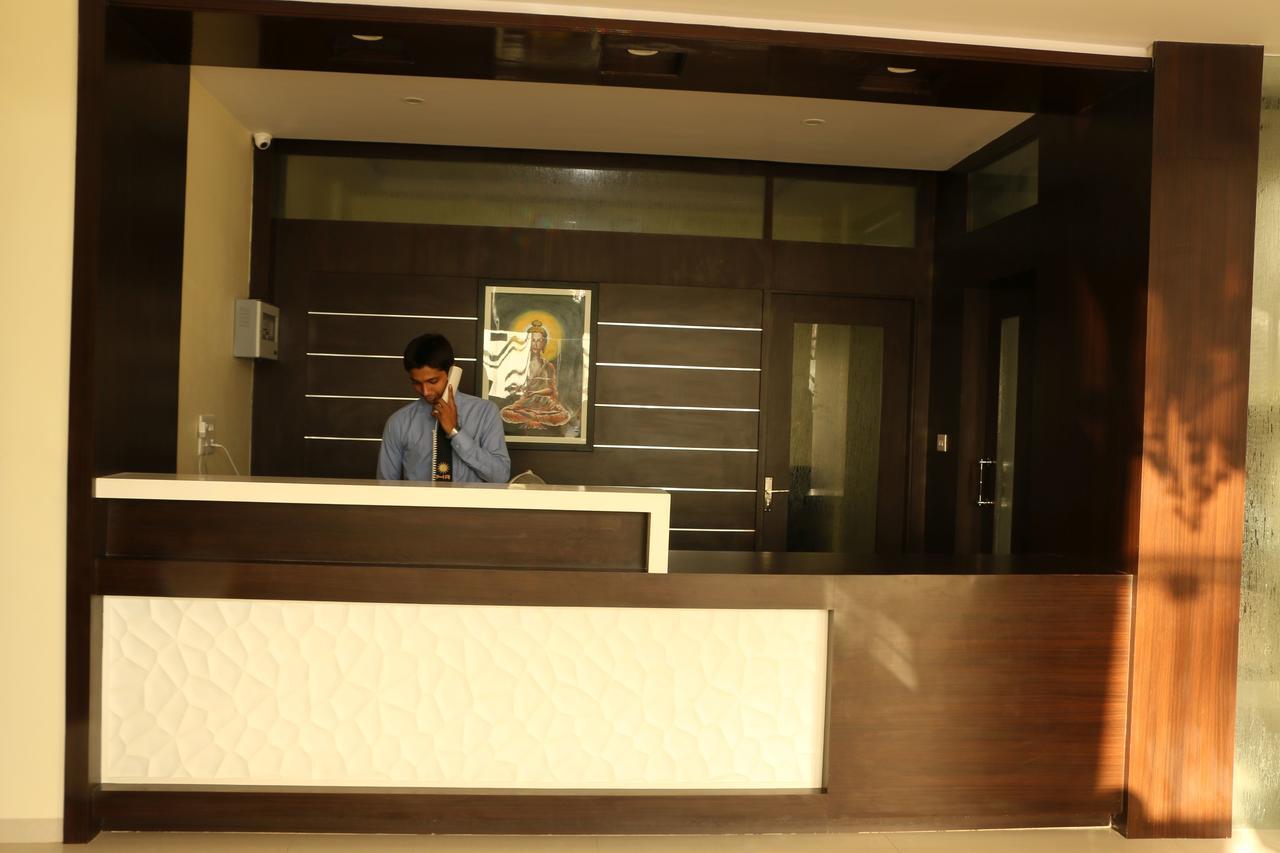 Hotel Reevanta Daman Luaran gambar